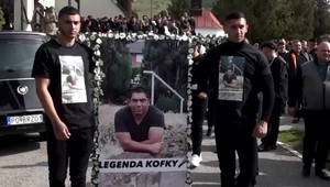 VIDEO: Veľký rómsky pohreb. Legendu Kofkyho si prišli uctiť stovky ľudí
