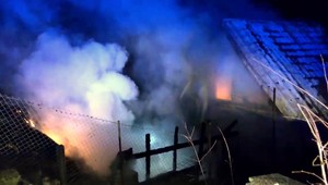 Požiar na samote: Mladá žena s dieťaťom v náručí utiekla pred plameňmi