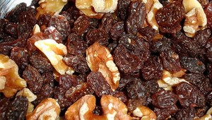 Supermarket stiahol všetky balenia hrozienok v čokoláde