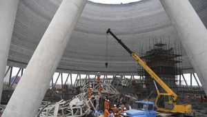 V elektrárni spadlo lešenie s robotníkmi, hlásia najmenej 67 mŕtvych