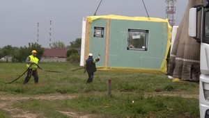 Na robotníka spadla stena. Privolať museli leteckých záchranárov