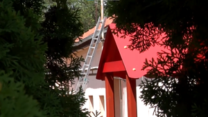 Muž prišiel o život pri montáži optického kábla v materskej škole. Neprežil pád zo strechy