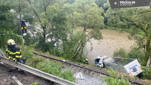 Nehoda kamióna pri železničnej trati: Kolos skončil v rieke Orava