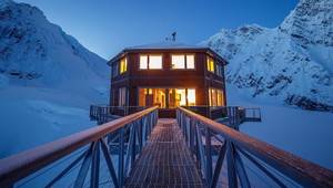 Na konci sveta je plot. A za tým plotom táto chata