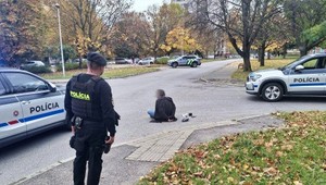 Na nitrianskom sídlisku sa pohyboval muž so zbraňou a natáčal sa na mobil