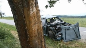 Opitý mladík narazil do stromu, spolujazdkyňa neprežila