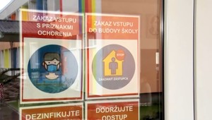 Zatváranie škôl pokračuje: Regionálne úrady požiadali o zvolanie krízových štábov