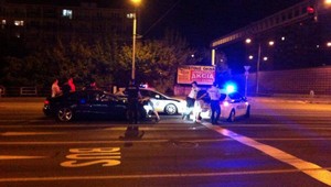 Policajti zasahovali uprostred križovatky, spútali dvoch podozrivých