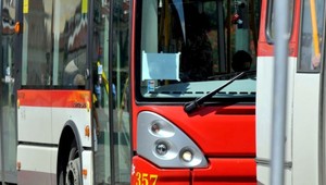 Nehoda na frekventovanej križovatke. Autobus sa zrazil s autom