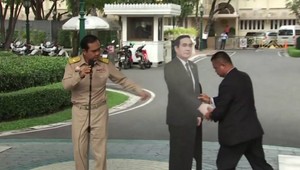 Otázky smerujte na neho, uviedol premiér a ukázal na svoju papierovú maketu