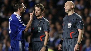 Nórskemu arbitrovi Övrebövi sa fanúšikovia vyhrážajú zabitím