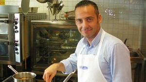 Recept šéfkuchára Massima. Krehká karamelová guľa so zmrzlinou