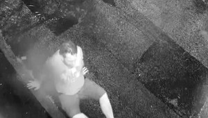 Absurdné vlámanie, páchateľa zachytila kamera. Spoznali ste ho? Volajte 158