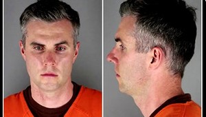 Jedného z policajtov, ktorý bol pri zadržaní George Floyda, prepustili na kauciu