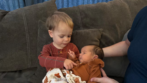 Dráma pri pôrode: Dvojročný syn pomáhal na svet svojej sestre