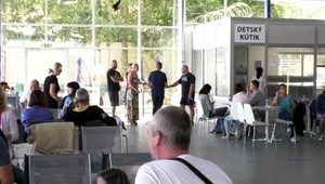 Na letisku čakali hodiny. Lietadlo pre nich neprišlo