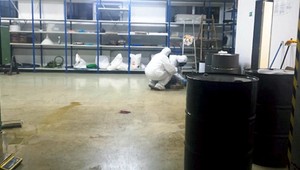 Poliaci si v Prievidzi prenajali halu, aby v nej produkovali drogy