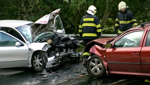 Mladému vodičovi sa predbiehanie cez plnú čiaru stalo osudným