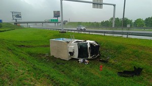 Vodiči, pozor na dážď: Na diaľnici D1 sa prevrátilo vozidlo