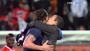 VIDEO. Zlatučký Zlatan... Daroval dres, nechal sa bozkávať mladíkom!