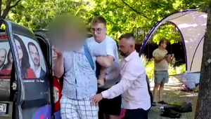 VIDEO: Na členov strany Demokrati zaútočil okoloidúci muž