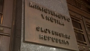 Zamestnanec rezortu vnútra mal pozitívny test na koronavírus. TV JOJ zisťovala, či mohol byť v kontakte aj s ministrom