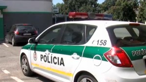 Žena zaťala partnerovi sekerou do hlavy. Nebolo to jej prvý útok