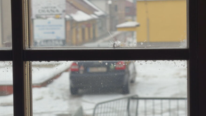 Podniká tu 30 rokov a toto nezažil. Podnikateľovi v centre Gelnice prestrelili okná