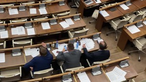 Interrupcie v pléne opäť vyvolali vášne: Predseda Národnej rady Kollár musel schôdzu kvôli kriku prerušiť