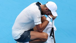 DJOKOVIČ bojoval s vlastným telom, vypadol hneď v prvom zápase