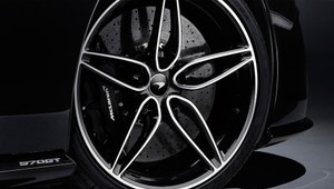 Aj najnovší McLaren sa pridal na temnú stranu