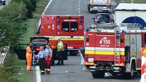 Na D2 narazilo auto do kamióna, vodiča urýchlene previezli do nemocnice