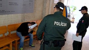 Opitý muž zaútočil za bieleho dňa na tínedžera vo vlaku, chcel peniaze