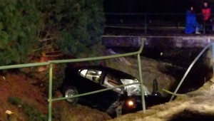 S alkoholom za volant, s autom do potoka