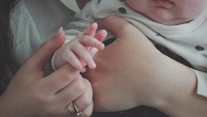 Matka ukázala ruky dcérky, ľudia sú zhrození: Ako TO mohla spraviť malému bábätku?