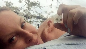 Ani celebrity nezabudli na zvyk, pobozkať sa pod čerešňou