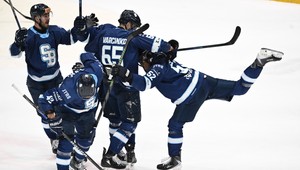 Štvrtý finálový zápas rozhodli až samostatné nájazdy