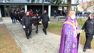 VIDEO: Zomrel bývalý rómsky kráľ, pochovali ho v Senci