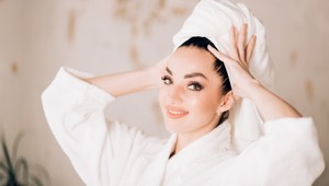 Nosíte po umytí vlasov turban na hlave? Prekvapí vás, ako si týmto zlozvykom škodíte!