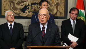 Berlusconimu odzvonilo, Taliansko má zachrániť expert Monti