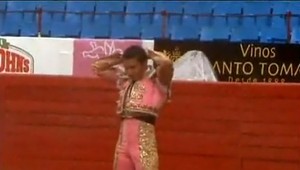 Toreador zbabelo utiekol pred býkom