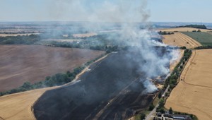 Oheň zachvátil kombajn aj pole v Kalinčiakove. Na mieste zasahovali hasiči
