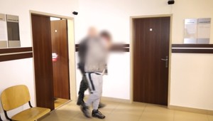 Tínedžer, ktorý fyzicky napadol mladé dievča, ide do väzby. Zo súdu odchádzal s plačom