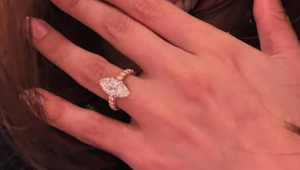 Bude svadba! Slávna speváčka sa pochválila zásnubným prsteňom, už aj sa jej prihlásila hviezdna družička!