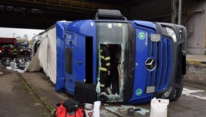 FOTO: Opitý vodič padol s nákladným autom z rampy. Viezol cenný tovar