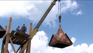 Živých zvoláva, mŕtvych odprevádza a blesky láme. Dedinou Mútne sa už ozýva hlas zvonu