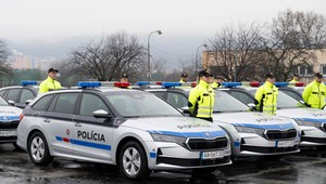 Policajtom odovzdali nové vozidlá. Šutaj Eštok hovorí o miliónovej úspore