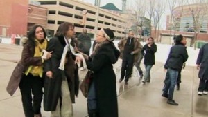 VIDEO: Bitka pred súdom! Letel aj statív kameramana