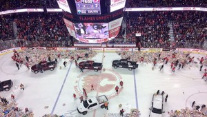 Tradícia pokračuje. Plyšáky pre deti na hokeji v Calgary aj Nitre