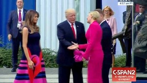 Trump dostal lekciu. Poľská prvá dáma ignorovala jeho nastavenú ruku
